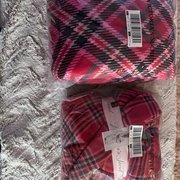 NWT Victoria’s Secret bundle (plaid blanket & robe) - Picture 3 of 7
